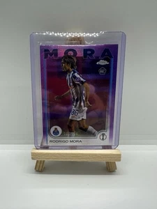 Rodrigo Mora 2024-25 Topps Chrome UEFA Violet Prism Refractor 106/299 RC #137 - Bild 1 von 2