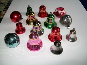 Vintage MCM Kunststoff Weihnachtsschmuck gestreift Glocken Einzug Kugeln - Bild 1 von 3