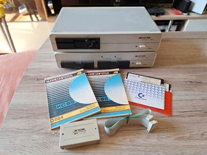 D004 Floppy Drive + Basis für KC85 /3 o. 4, inkl. Handbücher, Disks, Connector - Afbeelding 1 van 16