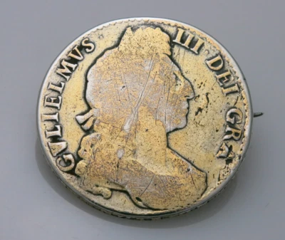 Media corona de plata fina Guillermo III 1689 - 99 montada como broche Foto 1 de 4