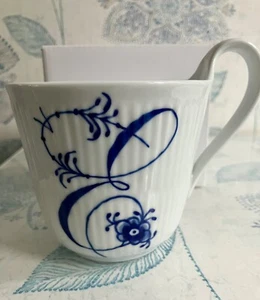 Taza alfabeto Royal Copenhagen letra "E" nueva en caja. Azul acanalado. - Imagen 1 de 8