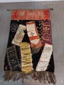 ANTICHI CAVALIERI TEMPLARI NASTRI MASSONICI CUCITI IN UN ARAZZO DA APPENDERE - Foto 1 di 14