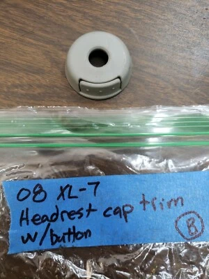 2008 Suzuki XL-7 Headrest Cap Trim with Button - Imagem 1 de 4