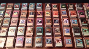 YUGIOH 100 KARTEN ALLE HOLOGRAFISCHE HOLO FOIL SAMMLUNG LOT! SUPER, ULTRA, GEHEIMNISSE! - Bild 1 von 1