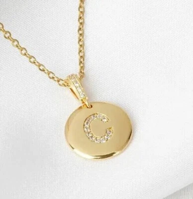 Colgante redondo de 1 quilate con letra inicial de diamante creado en laboratorio "C" enchapado en oro amarillo de 14 k Foto 1 de 4