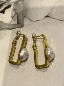 BEAUTIFUL VINTAGE INSPIRED WHITE PEARL GOLD PLATED HOOK STAINLESS EARRINGS AU - Picture 1 of 4