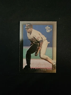 1995 Topps Embossed - Tony Gwynn #6 Golden Idols - Image 1 of 2