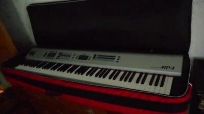 Teclado de piano de escenario Kawai MP4 con pedal de soporte, cubierta y manual del propietario Foto 1 de 4