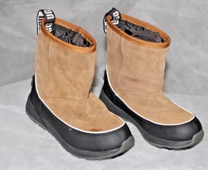 UGG 1103506K NIÑOS KIRBY IMPERMEABLE INVIERNO BOTA CLÁSICA GAMUZA CASTAÑO EE. UU. Talla 13 - Imagen 1 de 10