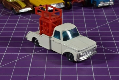 Husky Diecast 收藏品白色福特 F350 卡车带脚手架 — 第 1/4 张图片