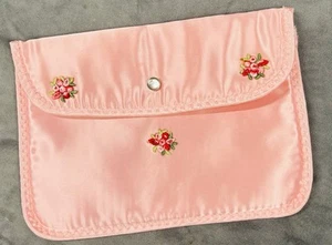 Bolso sin asas acolchado vintage rosa satinado floral cierre a presión - Imagen 1 de 6