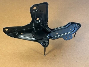 MERCEDES BENZ CL W216 S W221 ORIGINAL AIR SUSPENSION COMPRESSOR PUMP BRACKET - Picture 1 of 17
