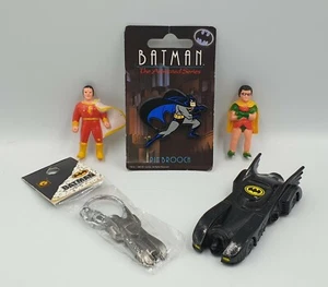 BATMAN: ROBIN & SHAZAM LÁPIZ TOP MODELO Y LLAVERO BATMOBILE, INSIGNIA DE BATMAN, - Imagen 1 de 9