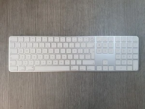 Apple Magic Keyboard Touch ID y teclado numérico blanco británico Reino Unido A2520 EG0608 - Imagen 1 de 5