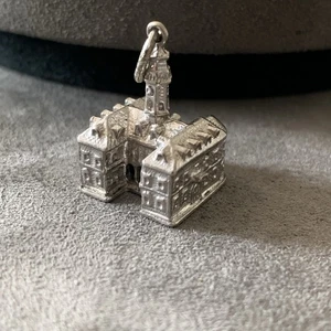 Vintage Colonial Williamsburg Capitol building CW Virginia Sterling Silver Charm - Picture 1 of 5