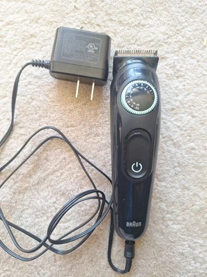 Aparador de barba Braun tipo 5516 funcionando com acessórios - Imagem 1 de 4