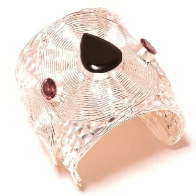 Brazalete brazalete hecho a mano único con superposición de plata de ónix negro, piedras preciosas amatista Foto 1 de 3