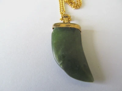 COLLAR CHAPADO EN ORO BASE BASE DORADA GARRA CRISTAL JADE VERDE ESPINACA GRANDE VINTAGE Foto 1 de 4