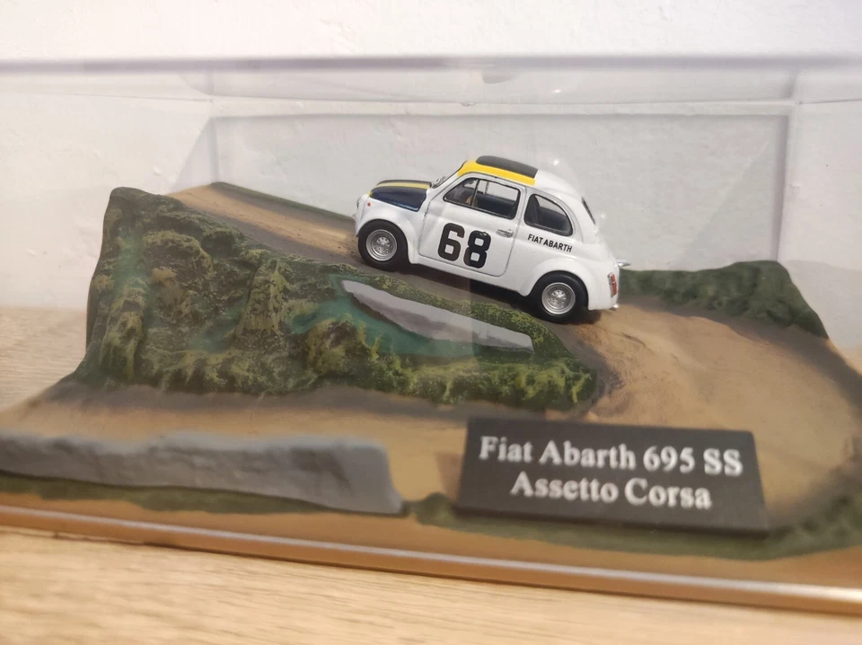 Diorama Modellino Fiat Abarth 695 SS Assetto Corsa - 1/43 Hachette  - Immagine 1 di 3