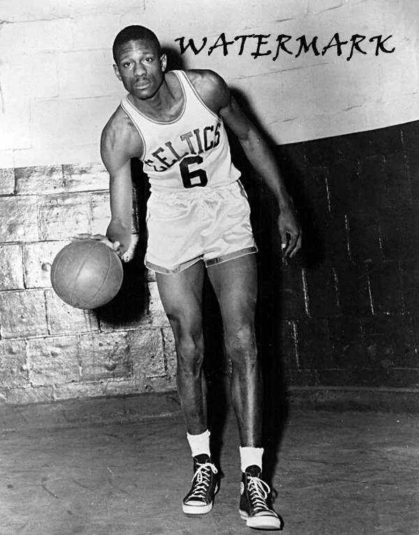Foto 8 X 10 de Bill Russell de los Boston Celtics de la NBA de 1960 en blanco y negro Foto 1 de 1