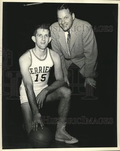 1960 Pressefoto Nick O'Connell Kapitän des Boston University Teams & Trainers - Bild 1 von 2