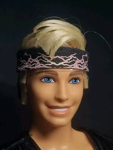 MATTEL REBEL BANDANA FASCIA KEN BAMBOLE MODA ABBIGLIAMENTO ACCESSORIO - Foto 1 di 4