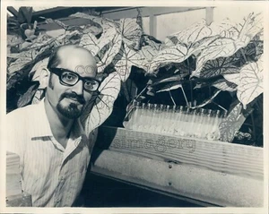 1975 Press Photo Dr Abo El-Nil With Test Tube Plants - Picture 1 of 2
