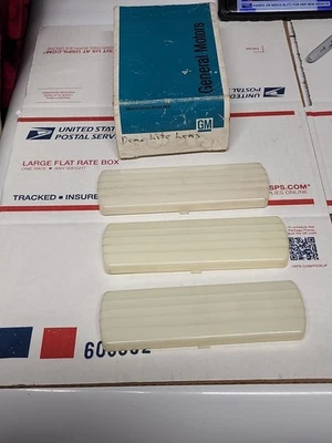 GM NOS 1960-65 Chevy GMC Camión Domo Lente 2973210 Lote de 3 Blazer Suburban  Foto 1 de 3