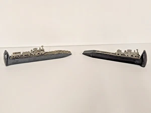 Vintage Eisenbahn schwarze Gleisspikes mit Zinn Dampflok & Autos 2 Stück - Bild 1 von 14