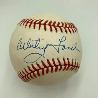Pegatina oficial de béisbol de la Liga Americana firmada por Whitey Ford JSA Foto 1 de 3
