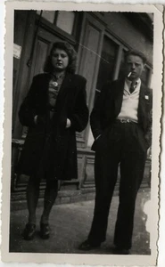 ALTES FOTO - VINTAGE SNAPSHOT - PAAR ZIGARETTE RAUCHEN MODE -SMOKING FASHION - Bild 1 von 1