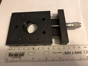 Etapa de traducción lineal Newport con orificio de lente de 30 mm y micrómetro mitutoyo de 0,5 pulgadas - Imagen 1 de 6