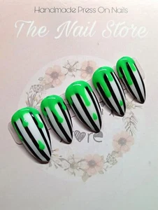 Unghie gel Beetlejuice / Halloween / unghie finte / dipinte a mano / personalizzate - Foto 1 di 4
