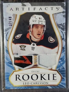 2023-24 Artifacts LEO CARLSSON PURPLE Dual PATCH Rookie! #II 37/49 Anaheim Ducks - Picture 1 of 3