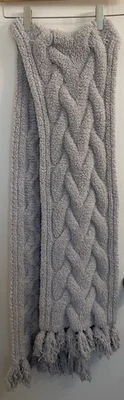 Шарф кабельный Barefoot Dreams CozyChic, океанский Lt серый кабель трикотажный с кисточками - Изображение 1 из 4