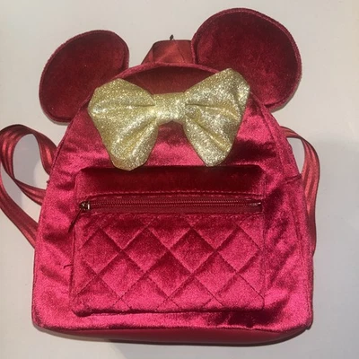 Mini mochila Disney Minnie Mouse de terciopelo rojo y lazo dorado con orejas precio de venta sugerido por el fabricante $60 Foto 1 de 4