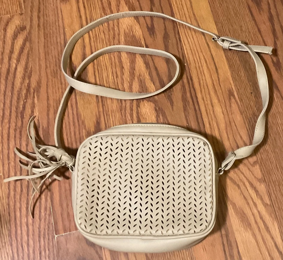 Bolso Bandolera Boho Geométrico Perforado Verano y Rosa Crema Neutro Foto 1 de 3