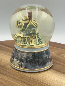 Thomas Kinkade Snow Globe Bianco Natale Prima Edizione Musical 2005 Illuminato FUNZIONA - Foto 1 di 12