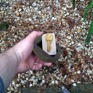 Weatherproof Realistic Stone Key Hider Resin for Secure For Outdoor Key Storage - Picture 1 of 8