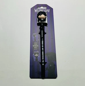 MERCOLEDÌ Fidget Pen Ventaglio Merchandising Ufficiale Natale Compleanno Regalo Bambini Penna - Foto 1 di 4