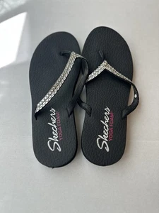 Sandalias de tanga negras Skechers Yoga Foam para mujer talla 8M de EE. UU. - Imagen 1 de 7