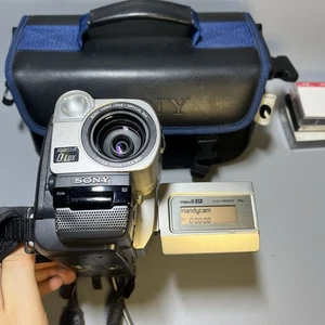 Videocamera digitale a nastro Sony CCD-TRV57E Video8 Hi8 - custodia - Foto 1 di 16