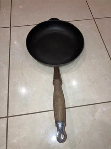 Vintage Le Creuset Long Handled Frying Pan Cast Iron Enamel Hazelnut 24cm - Picture 1 of 5