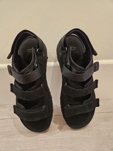 NUEVAS SANDALIAS MULTICORREA UGG TALLA 11 GOLDENCOAST NEGRAS HECHAS EN VIETNAM PARA HOMBRE  - Imagen 1 de 8