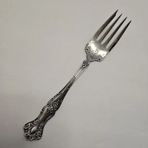 1847 Rogers Bros. XS dreifach versilbert Aufschnitt Fleisch Servier Gabel Trauben Weinrebe - Bild 1 von 11