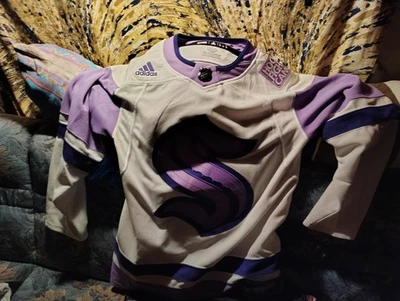 Camiseta Seattle Kraken NHL INVIERNO CLÁSICO 2024 Adidas talla 46 EE. UU. 46 e y 46 CDN Foto 1 de 4