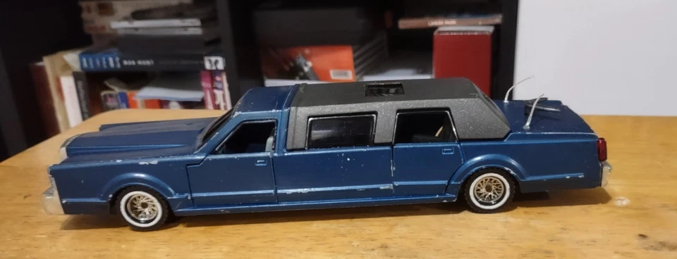 Majorette 1/32 Limousine Blue Die-cast . - Image 1 of 4