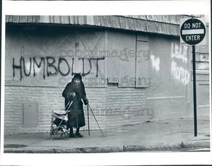 1989 Press Photo Elderly African American Homeless Woman With Cart Roxbury MA - Picture 1 of 2