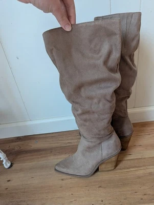 Botas hasta la rodilla de gamuza tostada Charles by Charles David para mujer 7 M Foto 1 de 4