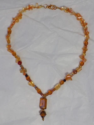 COLLAR INFANTIL CON CUENTAS DE RESINA ÁMBAR ARTESANAL ARTISTA CON COLGANTE BICONO CRISTAL Foto 1 de 3